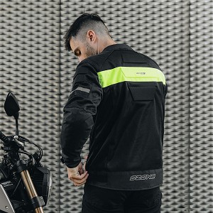CHAQUETA OZONE DART NEGRA Y FLUOR