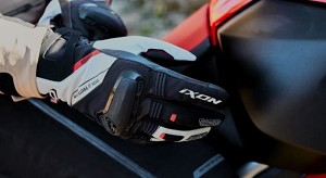 ¿SON OBLIGATORIOS LOS GUANTES EN MOTO?