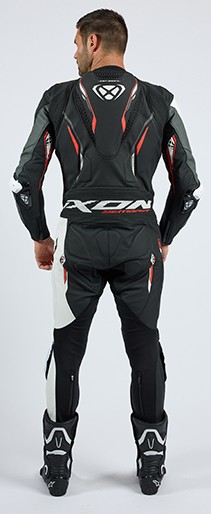 MONO IXON DEMONIO NEGRO, BLANCO Y ROJO