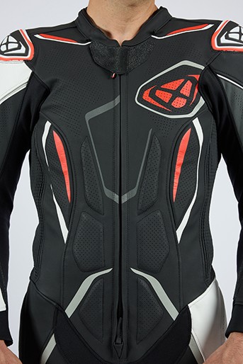 MONO IXON DEMONIO NEGRO, BLANCO Y ROJO
