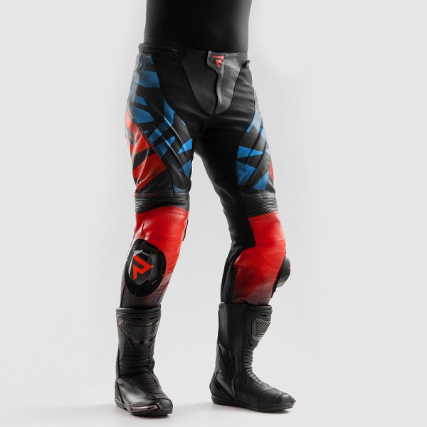 PANTALON REBELHORN INFERNO NEGRO, ROJO Y AZUL