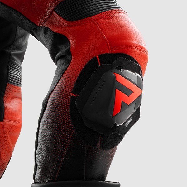 PANTALON REBELHORN INFERNO NEGRO, ROJO Y AZUL