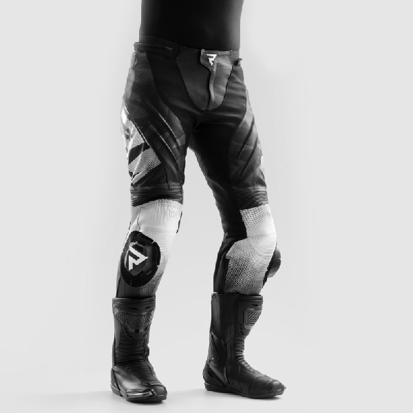 PANTALON REBELHORN INFERNO NEGRO Y BLANCO