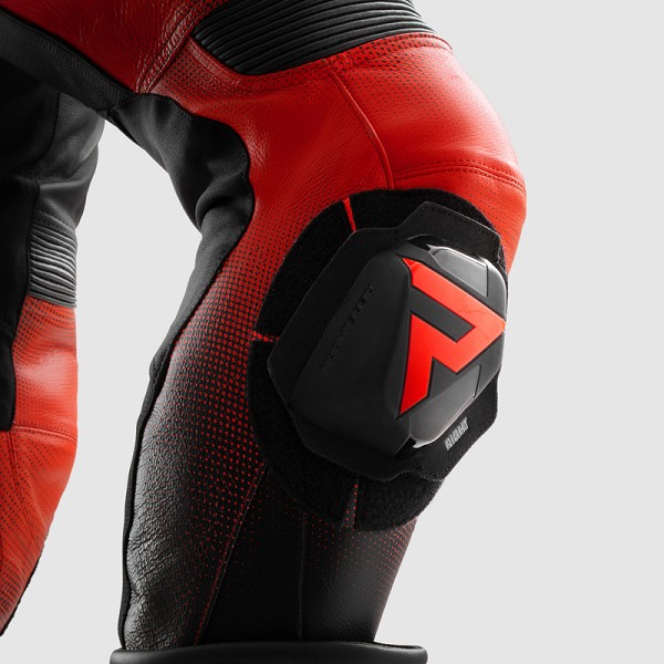 PANTALON REBELHORN INFERNO NEGRO Y ROJO